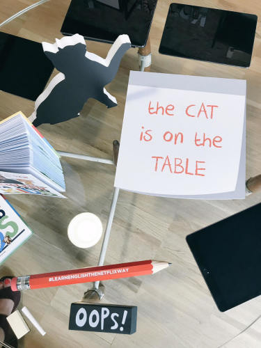 imparare-inglese-piccoli-tv-netflix-english-british-quali-cartoni-programmi (1) the cat is on the table